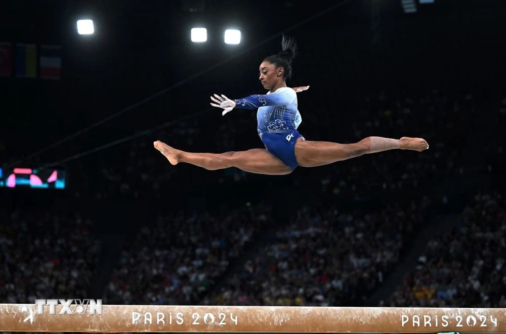 VĐV thể dục dụng cụ người Mỹ Simone Biles thi đấu ở chung kết nội dung cầu thăng bằng của nữ tại Olympic Paris 2024, Pháp, ngày 5/8/2024. (Ảnh: THX/TTXVN)