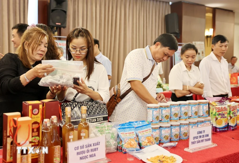 Doanh nghiệp, hợp tác xã các tỉnh tham quan khu trưng bày sản phẩm, đàm phán kết nối giao thương. (Ảnh: Hoài Thu/TTXVN.)