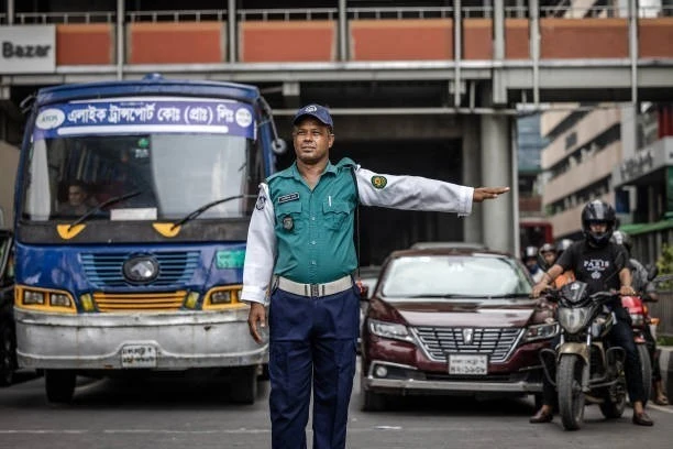 Cảnh sát điều khiển giao thông trên đường phố tại Dhaka, Bangladesh, ngày 12/8/2024. (Ảnh: Getty Images/TTXVN)