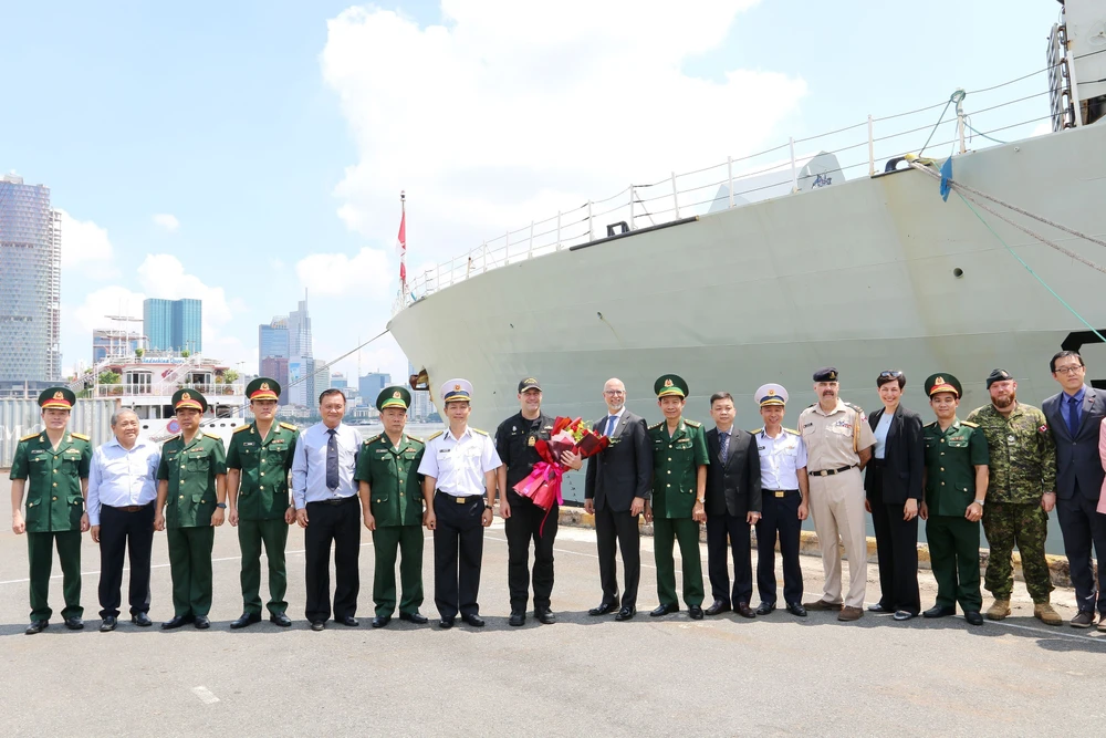 Đại diện Vùng 2 Hải quân Việt Nam, lãnh đạo các cấp ngành Thành phố Hồ Chí Minh, Đại sứ quán Canada tại Việt Nam, Thuyền trưởng Tàu Hải quân Hoàng gia Canada Montréal cùng các thủy thủ đoàn tại Cảng Nhà Rồng. (Ảnh: Thanh Vũ/TTXVN)