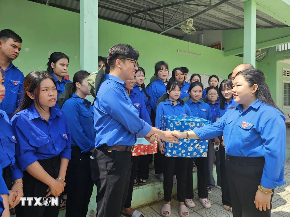 Bí thư Tỉnh đoàn Bến Tre Lâm Như Quỳnh động viên các chiến sỹ thanh niên tình nguyện hè trường Cao đẳng Bến Tre. (Ảnh: Chương Đài/TTXVN)