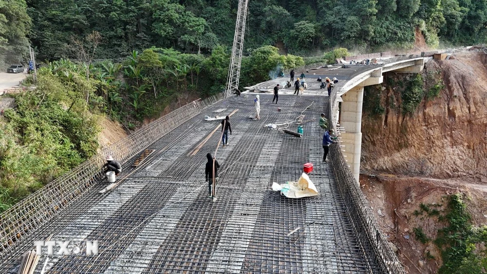 Thi công hạng mục đan thép mặt cầu để phục vụ thảm bê tông Cầu 74 đang được thi công. (Ảnh: Hữu Quyết/TTXVN) 