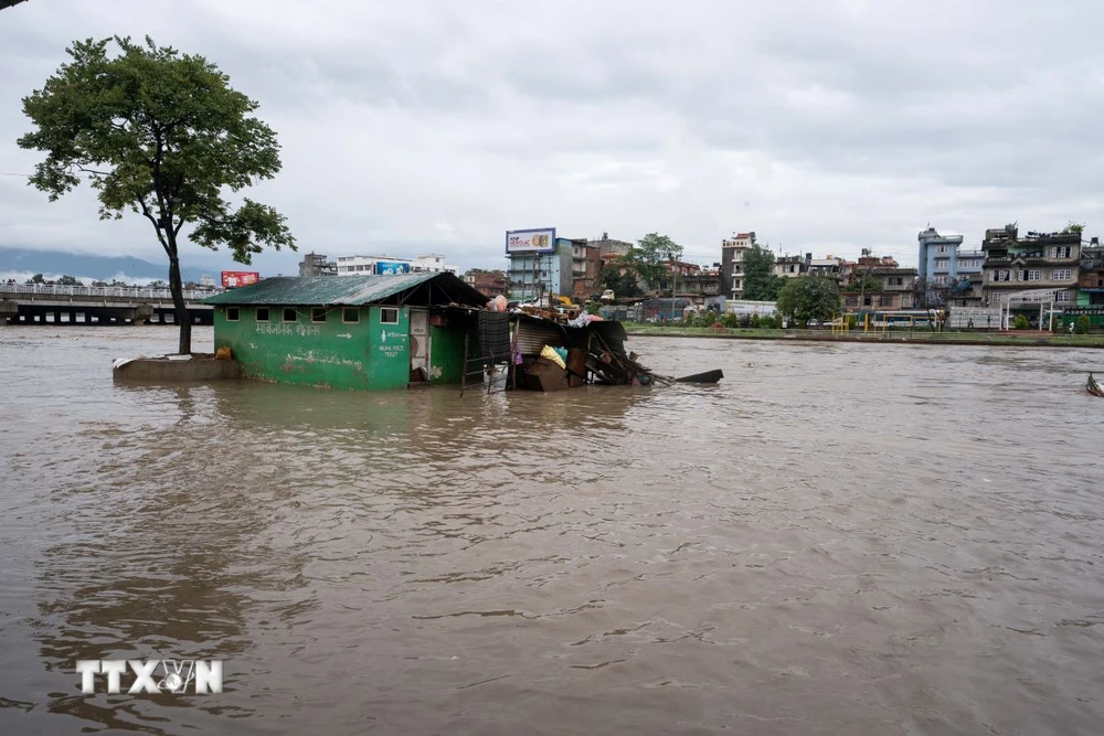 Cảnh ngập lụt sau những trận mưa lớn tại Nepal. (Ảnh: THX/TTXVN)