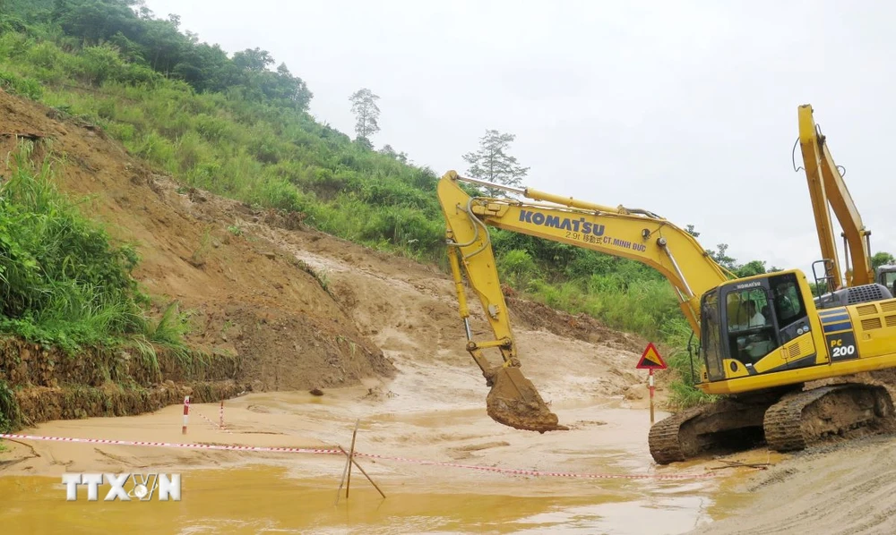 Khắc phục hậu quả sạt lở đất tại Km80+600, Quốc lộ 279 đoạn thuộc thôn Bông 1 - 2, xã Bảo Hà, huyện Bảo Yên, tỉnh Lào Cai. (Ảnh: Hồng Ninh/TTXVN)