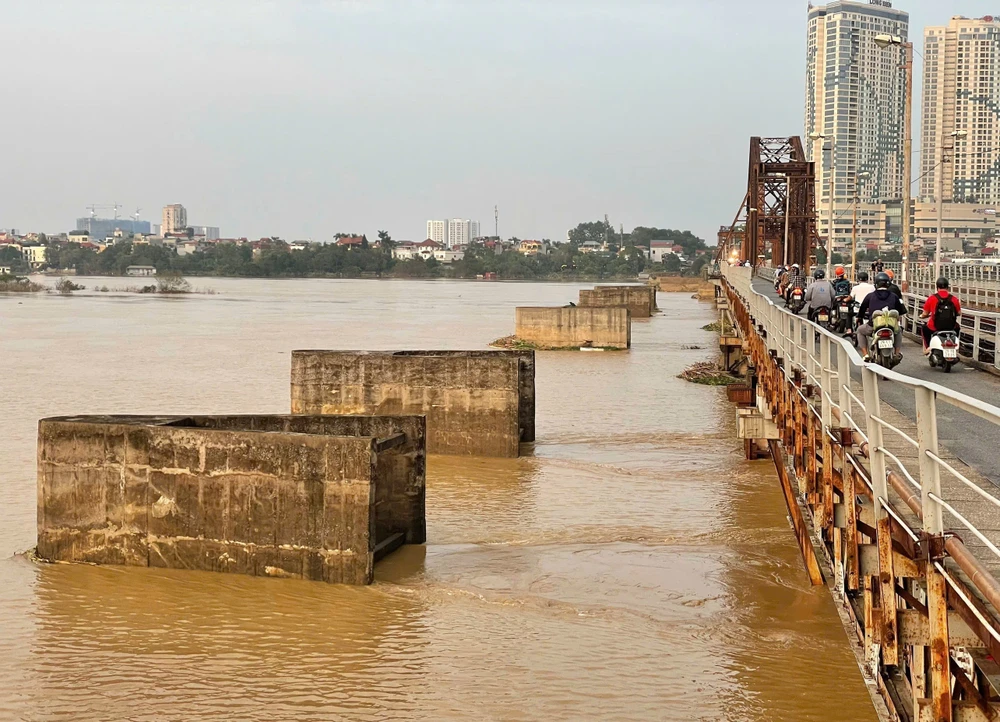 Nước sông Hồng tại Hà Nội đã xuống dưới báo động 1, Hà Nội rút báo động lũ trên sông Hồng (ảnh chụp lúc 17h50). (Ảnh: Minh Quyết/TTXVN)