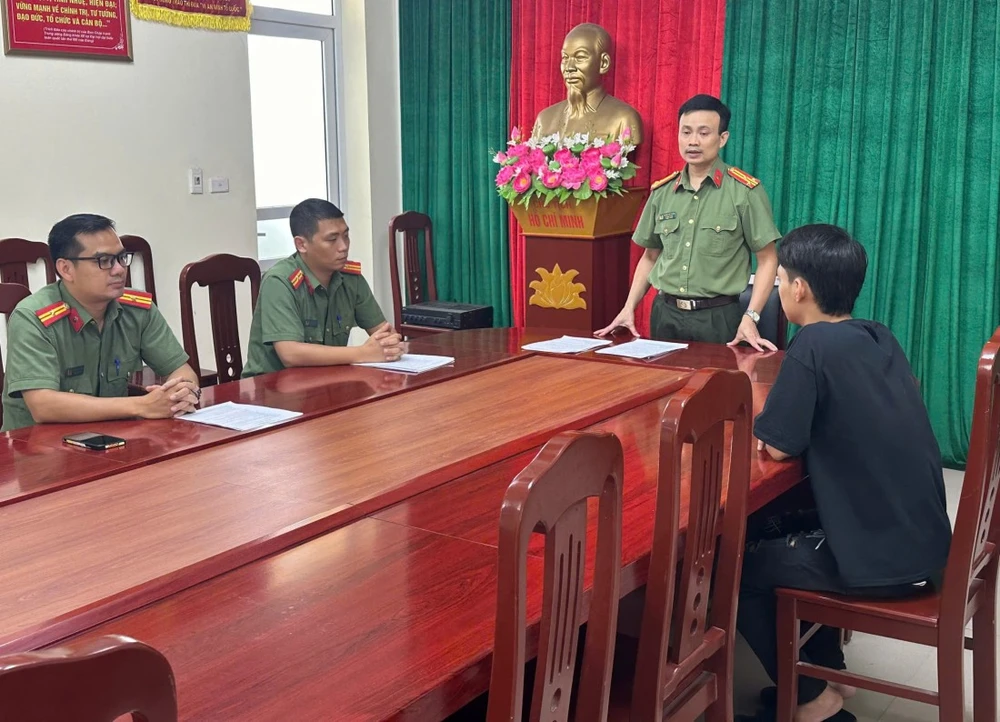 Phòng An ninh mạng và phòng, chống tội phạm sử dụng công nghệ cao, Công an tỉnh Hà Nam làm việc với 02 chủ tài khoản Facebook. (Nguồn: Công An Hà Nam)