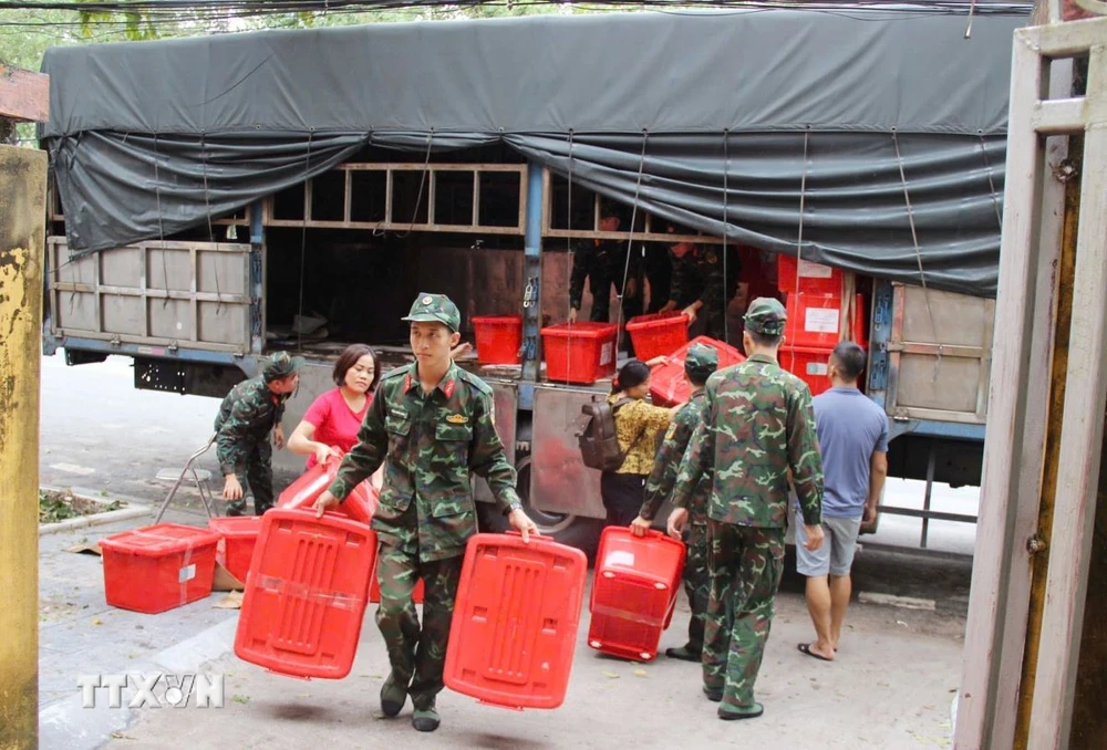 Hội Chữ thập đỏ tỉnh Lạng Sơn tiếp nhận 300 thùng hàng cứu trợ cho người dân vùng lũ từ Trung ương Hội Chữ thập đỏ Việt Nam. (Ảnh: TTXVN phát)