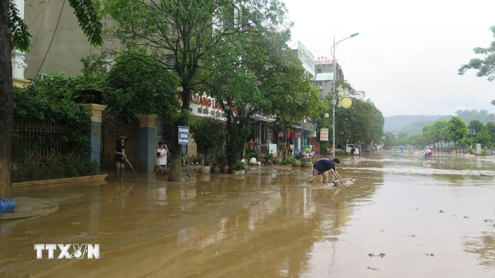 Người dân dọn dẹp vệ sinh trên đường An Dương Vương, thành phố Lào Cai. (Ảnh: Hồng Ninh/TTXVN)