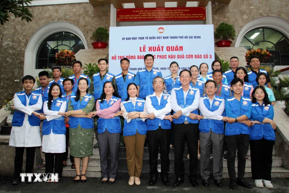 Lãnh đạo Uỷ ban Mặt trận Tổ Quốc Việt Nam Thành phố cùng đại diện các tình nguyện viên tham gia lễ xuất quân. (Ảnh: Xuân Khu/TTXVN)