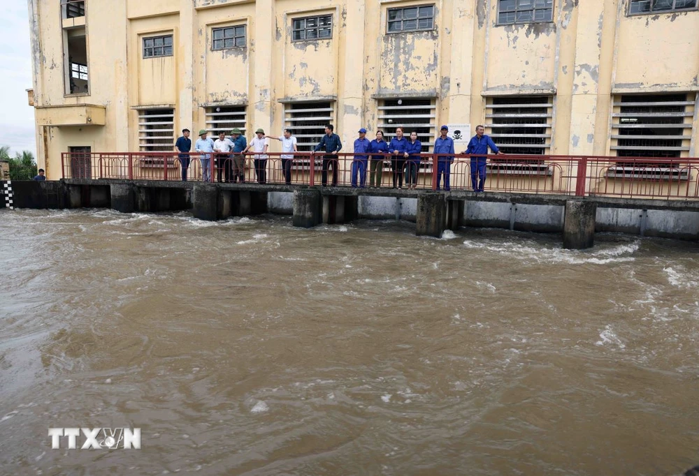 Trạm bơm tiêu Bình Hàn ở xã Cộng Hoà, huyện Tứ Kỳ, tỉnh Hải Dương có 7 tổ máy với công suất 8.000m3/h/máy đang hoạt động hết công suất để tiêu úng cho các xã vùng trũng của huyện Tứ Kỳ. (Ảnh: Vũ Sinh/TTXVN)