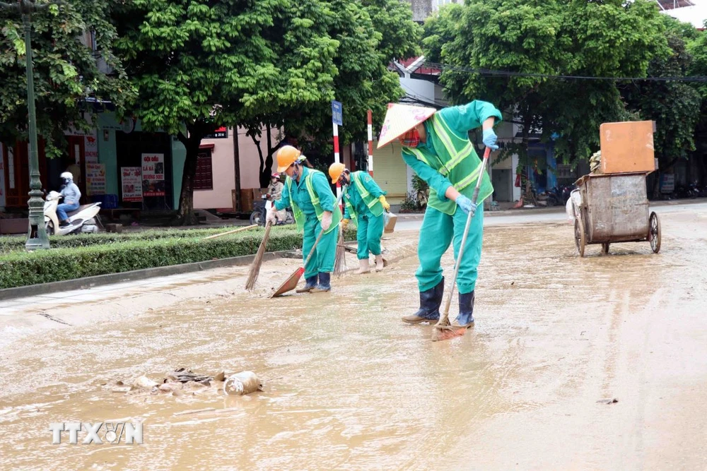 Công nhân vệ sinh môi trường dọn dẹp các tuyến phố trên địa bàn thành phố Thái Nguyên. (Ảnh: Trần Trang/TTXV)