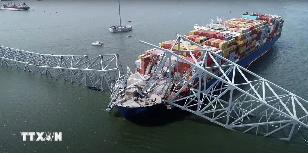 Tàu container Dali treo cờ Singapore đâm sập cầu Francis Scott Key ở thành phố Baltimore, bang Maryland (Mỹ), ngày 26/3/2024. (Ảnh: AFP/TTXVN)