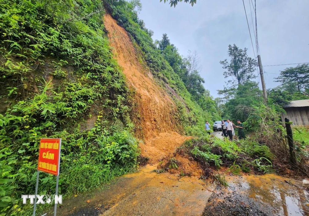 Lãnh đạo huyện Bù Đăng kiểm tra khu vực đồi bị sạt lở ở thị trấn Đức Phong. (Ảnh: TTXVN phát)