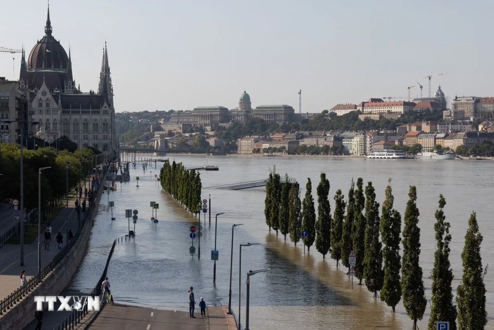 Mực nước sông Danube đoạn qua thủ đô Budapest, Hungary dâng cao sau bão Boris ngày 19/9/2024. (Ảnh: THX/TTXVN)