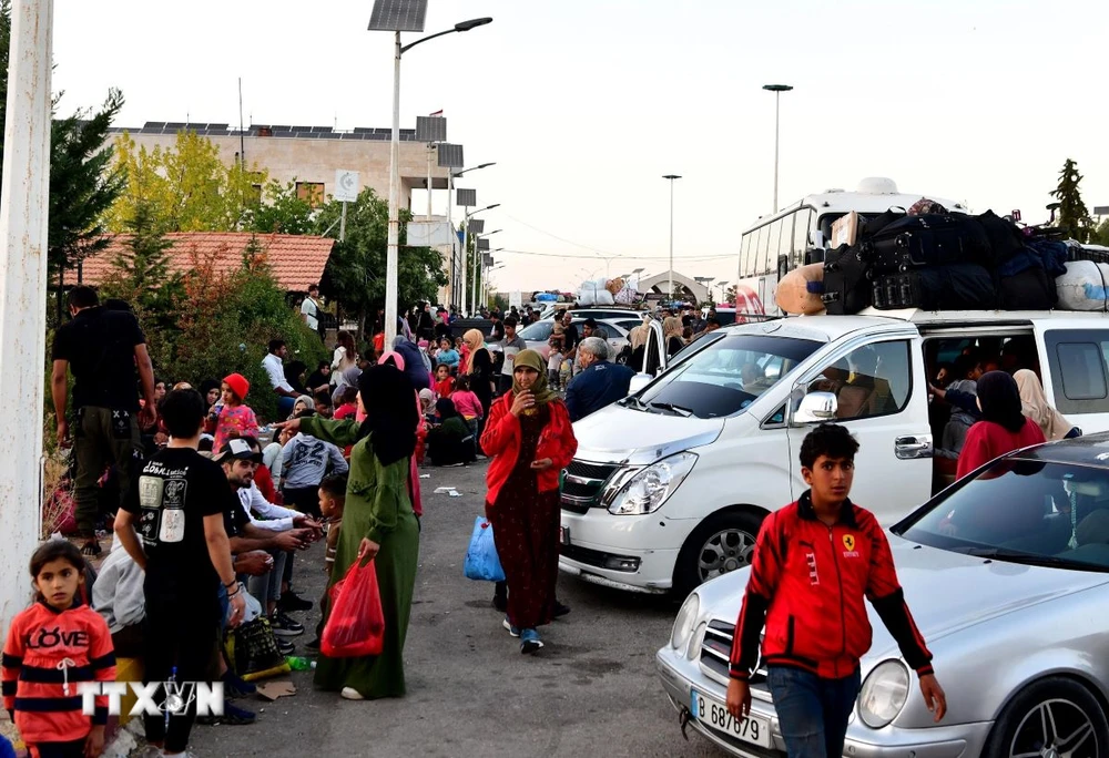 Người dân sơ tán khỏi Liban di chuyển tới cửa khẩu biên giới Jdeidat Yabous với Syria ngày 24/9/2024. (Ảnh: THX/TTXVN)