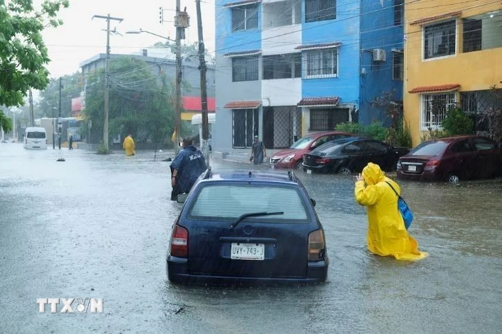 Mưa lớn gây ngập lụt do ảnh hưởng của bão Helene. (Ảnh: REUTERS/TTXVN)