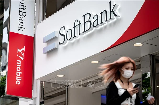 Biểu tượng của tập đoàn viễn thông SoftBank tại một tòa nhà ở Tokyo, Nhật Bản. (Ảnh: AFP/TTXVN)