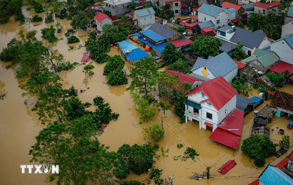 Rất nhiều hộ dân chìm trong biển nước do ảnh hưởng của bão Yagi. (Ảnh: Phạm Tuấn Anh/TTXVN) 