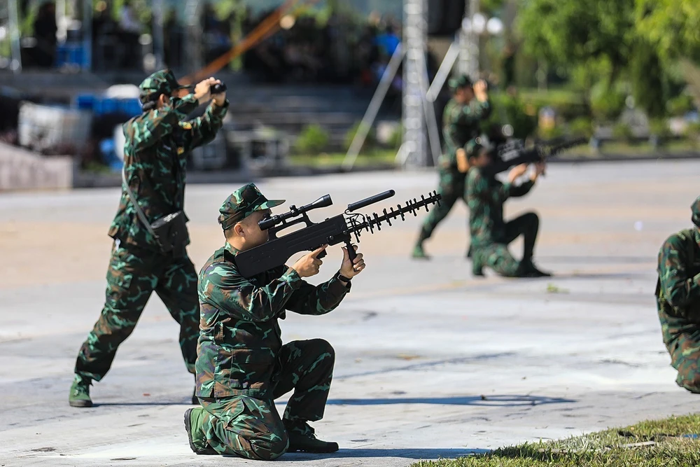 Diễn tập nội dung lực lượng Công an tỉnh Hòa Bình chế áp thiết bị bay không người lái. (Ảnh: Trọng Đạt/TTXVN)