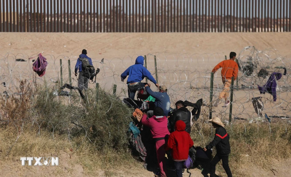 Người di cư vượt biên từ Mexico vào Mỹ. (Ảnh: AFP/TTXVN)