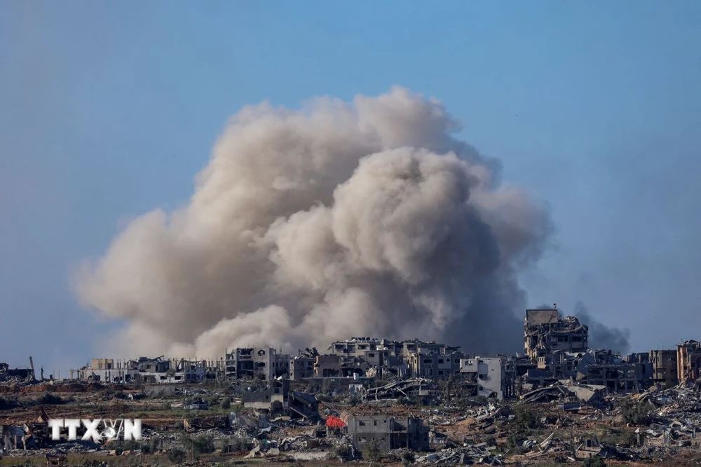 Khói bốc lên sau cuộc không kích của Israel xuống Dải Gaza. (Ảnh: AFP/TTXVN)