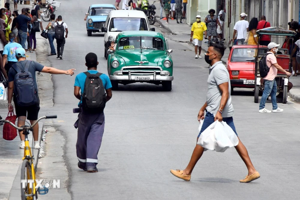 Người dân trên đường phố La Habana, Cuba. (Ảnh: THX/TTXVN)