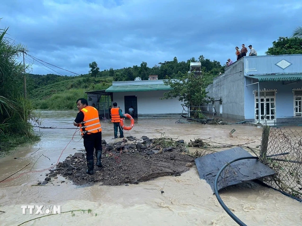 Lực lượng chức năng tổ chức di dời nhiều người dân có nhà bị ngập đến nơi an toàn sau trận mưa lớn xảy ra tại khu vực giáp ranh giữa xã Ninh Gia (huyện Đức Trọng) và xã Tam Bố (huyện Di Linh). (Ảnh: TTXVN phát)