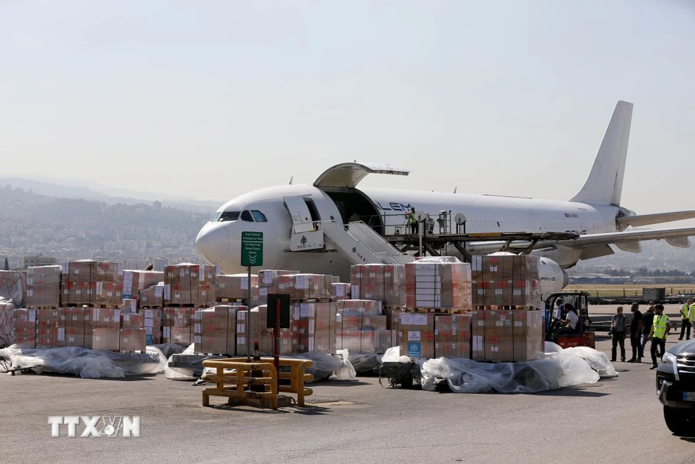 Máy bay chở hàng viện trợ tới sân bay ở Beirut, Liban, ngày 4/10/2024. (Ảnh: THX/TTXVN)