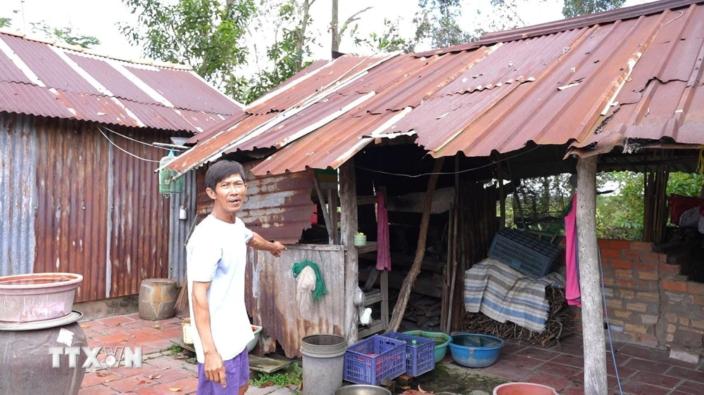 Ông Huỳnh Văn Duyên, người dân tại ấp Voi, xã An Thạnh, huyện Bến Cầu sinh sống ở ngôi nhà hư hỏng, cũ nát không thể sửa chữa xây mới. (Ảnh: Minh Phú/TTXVN)