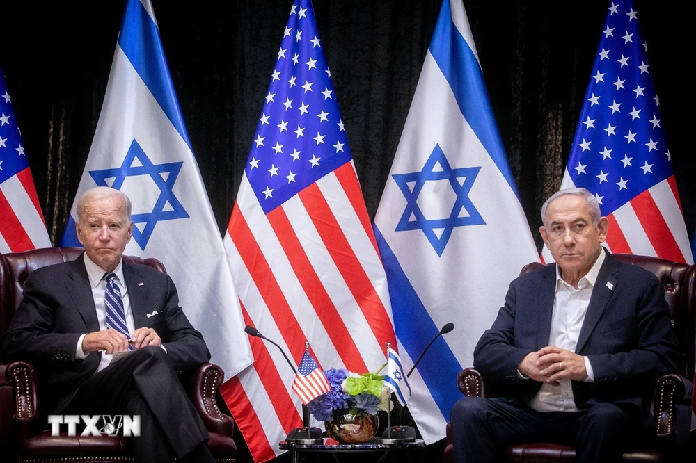 (Tư liệu) Tổng thống Mỹ Joe Biden (trái) trong cuộc gặp Thủ tướng Israel Benjamin Netanyahu tại Tel Aviv ngày 18/10/2023. (Ảnh: AFP/TTXVN)