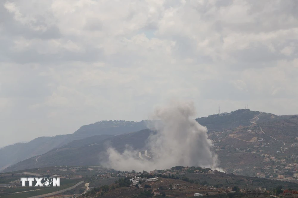 Khói bốc lên sau một cuộc không kích của Israel. (Nguồn: AFP/TTXVN)