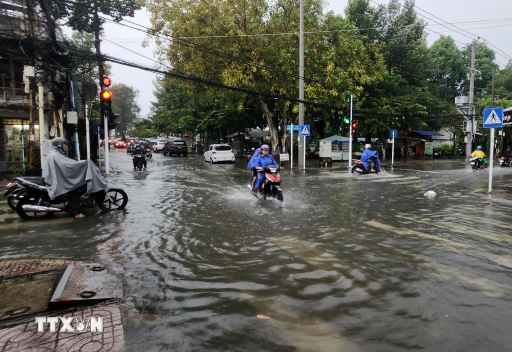 Mưa lớn kéo dài kết hợp triều cường gây ngập cục bộ. (Ảnh: Phạm Minh Tuấn/TTXVN)