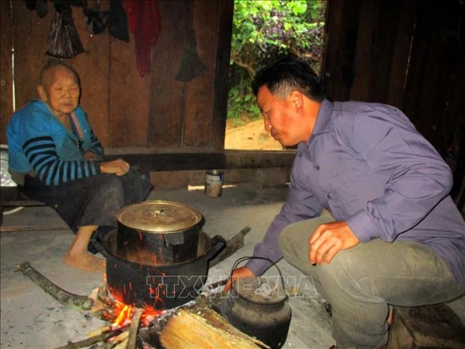 Nhiều phải nấu cơm xong trước khi trời tối vì không có điện lưới. (Ảnh minh họa: TTXVN) 