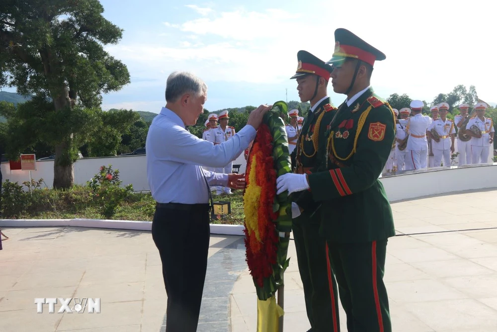 Phó Thủ tướng Thường trực Nguyễn Hòa Bình dâng hoa tưởng niệm các anh hùng, liệt sỹ tại Khu lưu niệm Vườn Gòn-Đá Bàn. (Ảnh: Phan Sáu/TTXVN)