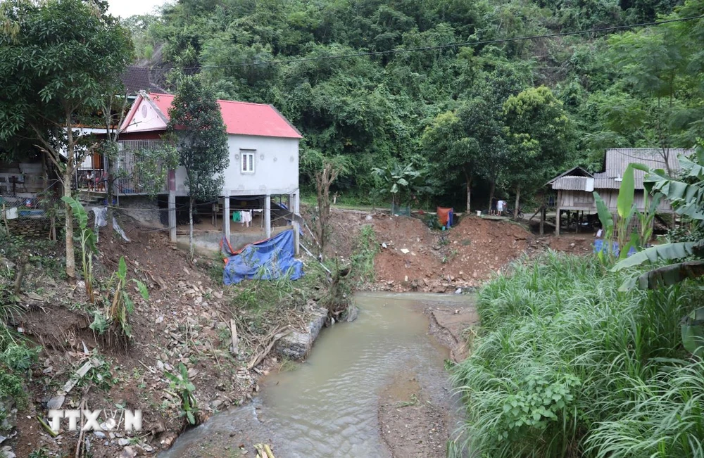 Cụm dân cư nằm trong khu vực có nguy cơ sạt lở, sụt trượt cao khi người dân xây dựng nhà ở bên bờ vực hạ nguồn khe suối. (Ảnh: Xuân Tiến/TTXVN)