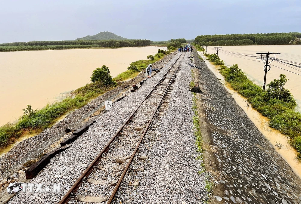 Đoạn đường sắt qua khu gian Sa Lung-Tiên An bị nước lũ gây hư hỏng nặng với tổng chiều dài hơn 1,3km đã được khắc phục, thông tuyến chiều 29/10. (Ảnh: Nguyên Linh/TTXVN)