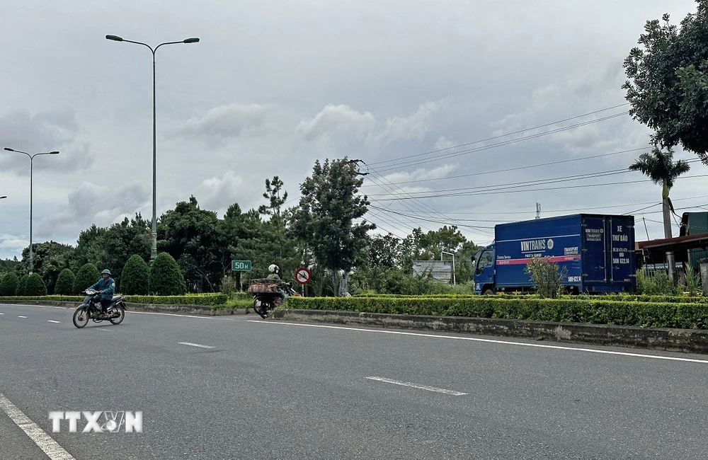 Tại một số đoạn cao tốc, người dân còn tự ý băng ngang qua dải phân cách, rất nguy hiểm. (Ảnh: Nguyễn Dũng/TTXVN)