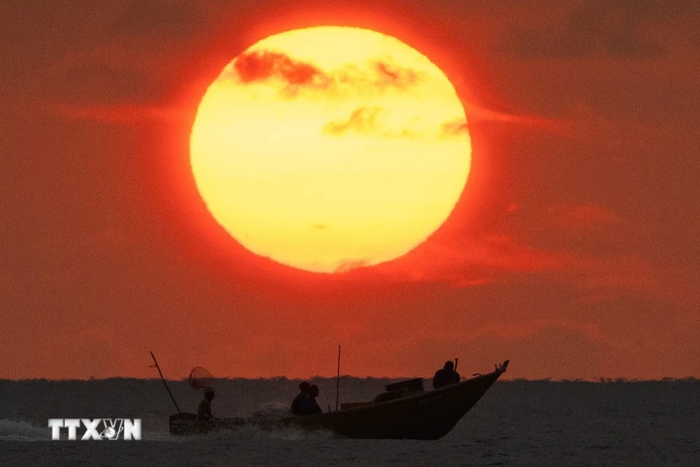 Mặt trời đỏ rực buổi bình minh tại Kuantan, bang Pahang, Malaysia, ngày 4/4/2024. (Ảnh: AFP/TTXVN)