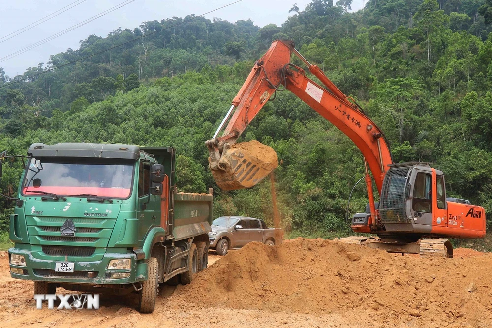 Trong năm 2024, huyện Nam Trà My đã triển khai đồng thời các khu tái định cư tập trung và tái định cư xen ghép tại chỗ cho 250 hộ đồng bào ở các xã Trà Tập, Trà Cang, Trà Linh và Trà Vân. (Ảnh: Đoàn Hữu Trung/TTXVN) 