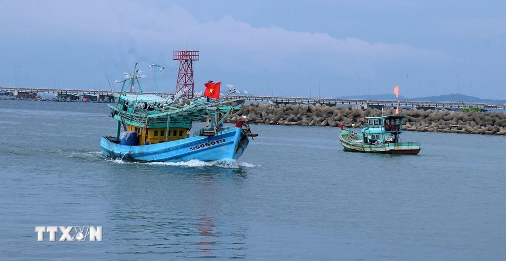 Tàu cá trên cửa sông Dương Đông, thành phố Phú Quốc (Kiên Giang). (Ảnh: Lê Huy Hải/TTXVN)