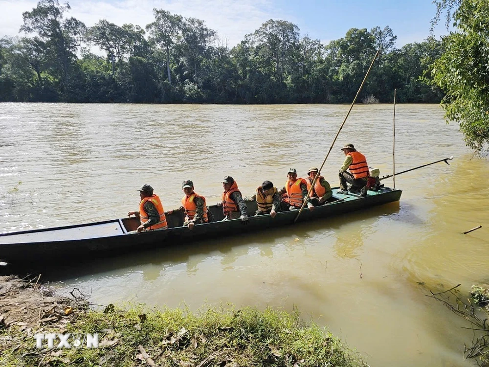 Các lực lượng chức năng triển khai tìm kiếm bay quân sự Yak-130 bị tai nạn. (Ảnh: Tuấn Anh/TTXVN)