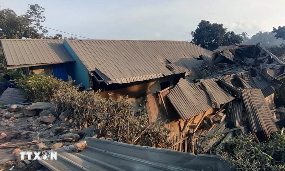 Căn nhà bị phá hủy khi núi lửa Lewotobi phun trào tại Đông Nusa Tenggara, Indonesia ngày 4/11/2024. (Ảnh: THX/TTXVN)