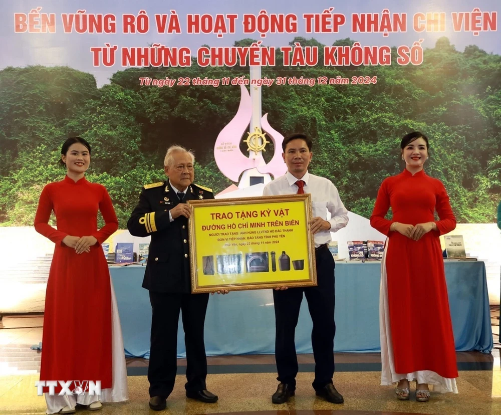 Anh hùng Lực lượng vũ trang Nhân dân Hồ Đắc Thạnh, nguyên Thuyền trưởng tàu 41, trao tặng hiện vật về Tàu Không số cho Bảo tàng tỉnh Phú Yên. (Ảnh: Xuân Triệu/TTXVN) 