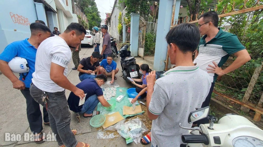 Lực lượng chức năng thu giữ tang vật là các loại ma túy. (Nguồn: Báo Đắk Lắk)