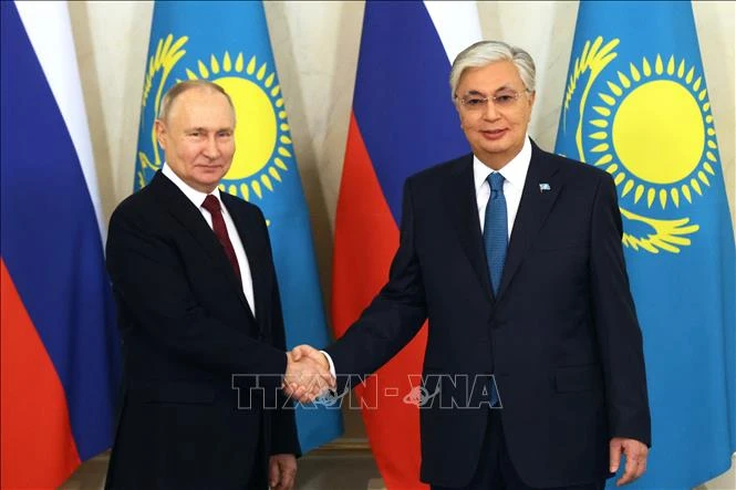 Tổng thống Nga Vladimir Putin (trái) và Tổng thống Kazakhstan Kassym-Jomart Tokayev tại cuộc gặp ở Astana, Kazakhstan, ngày 9/11/2023. (Ảnh tư liệu: AFP/TTXVN)