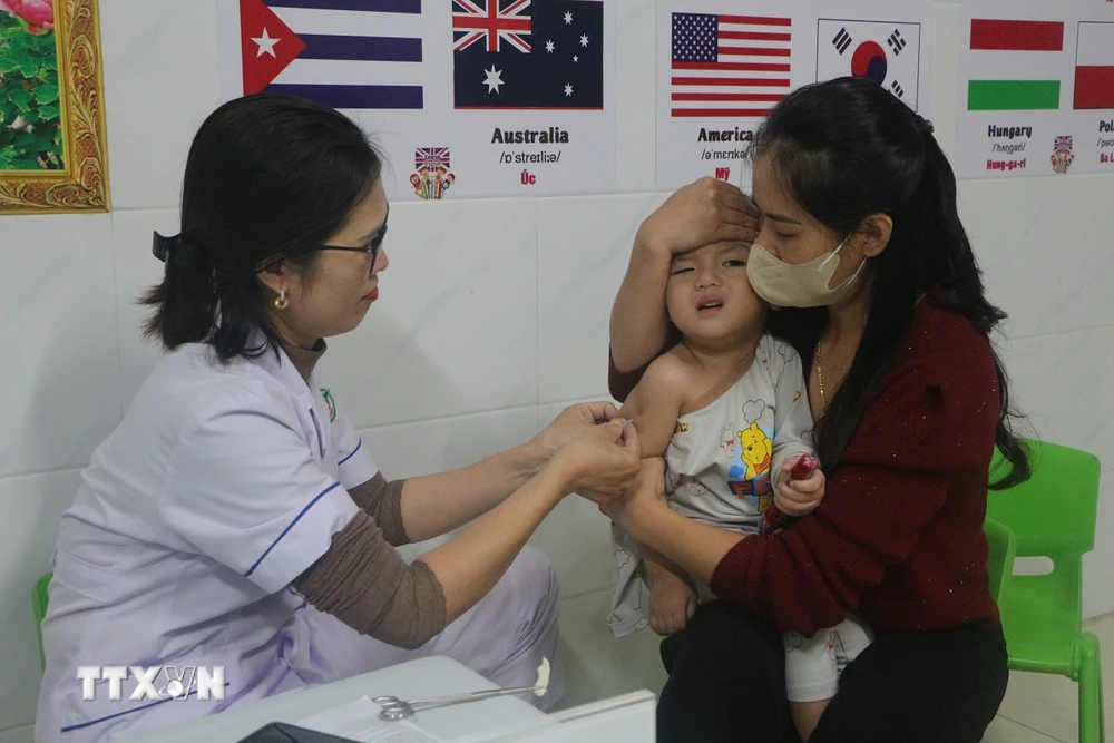 Tiêm vaccine sởi cho trẻ 1- 5 tuổi. (Ảnh: Bích Huệ/TTXVN)