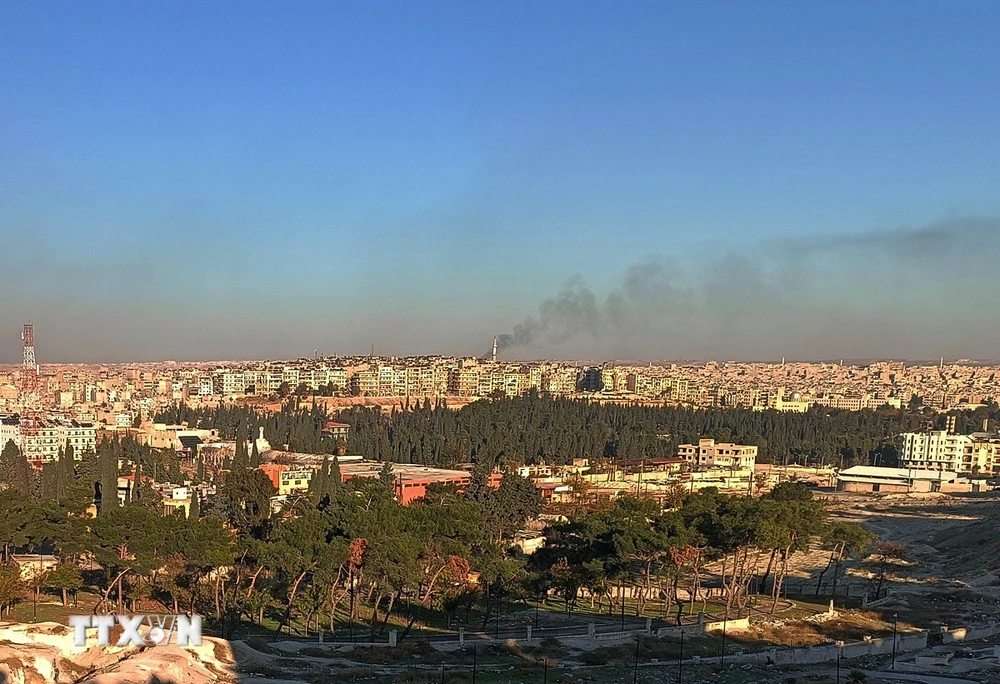 Khói bốc lên trong cuộc giao tranh tại Aleppo, Syria, ngày 1/12/2024. (Ảnh: THX/TTXVN)