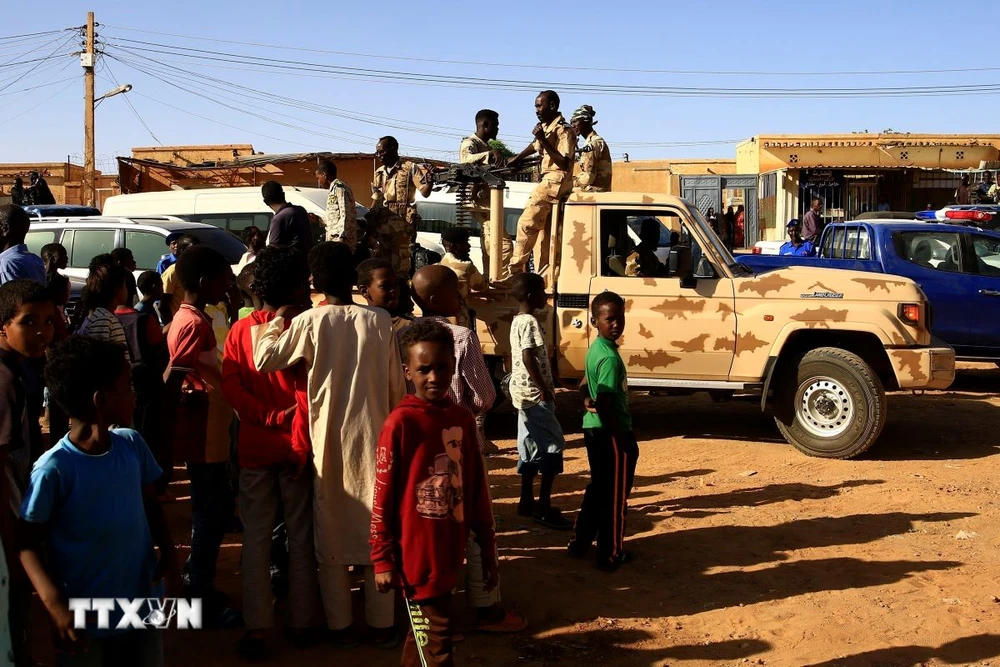 Cảnh sát vũ trang làm nhiệm vụ tại khu vực kiểm soát bởi quân đội Sudan ở Omdurman, bang Khartoum ngày 26/10/2024. (Ảnh: THX/TTXVN)