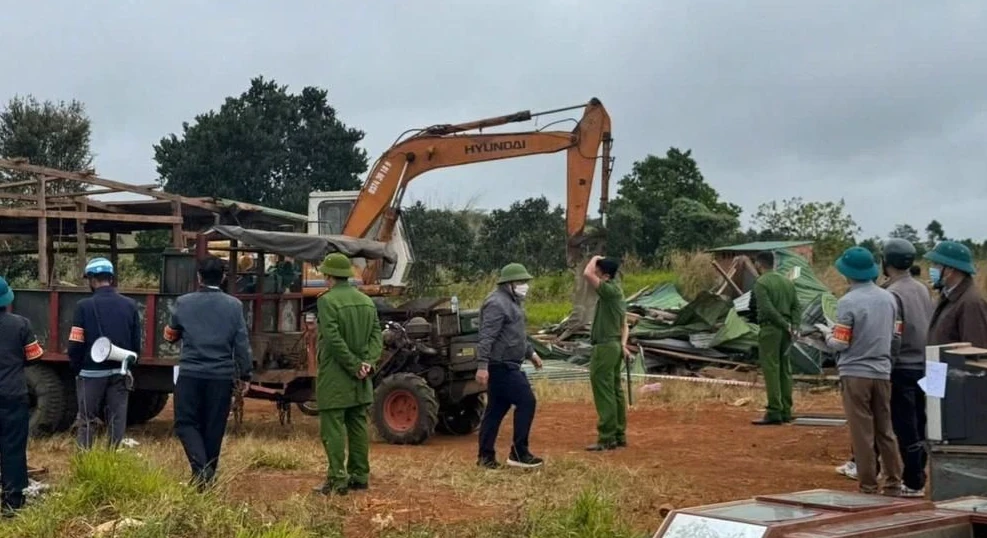 Lực lượng chức năng huyện Tuy Đức cưỡng chế các công trình lấn chiếm cụm công nghiệp. (Ảnh: Báo mới)