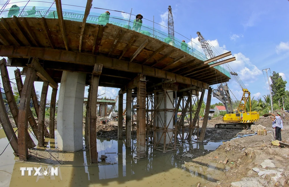 Thi công cầu Xà No Km103+251.71, cao tốc Châu Đốc - Cần Thơ - Sóc Trăng, thuộc địa bàn huyện Châu Thành A, tỉnh Hậu Giang. (Ảnh: Duy Khương/TTXVN)